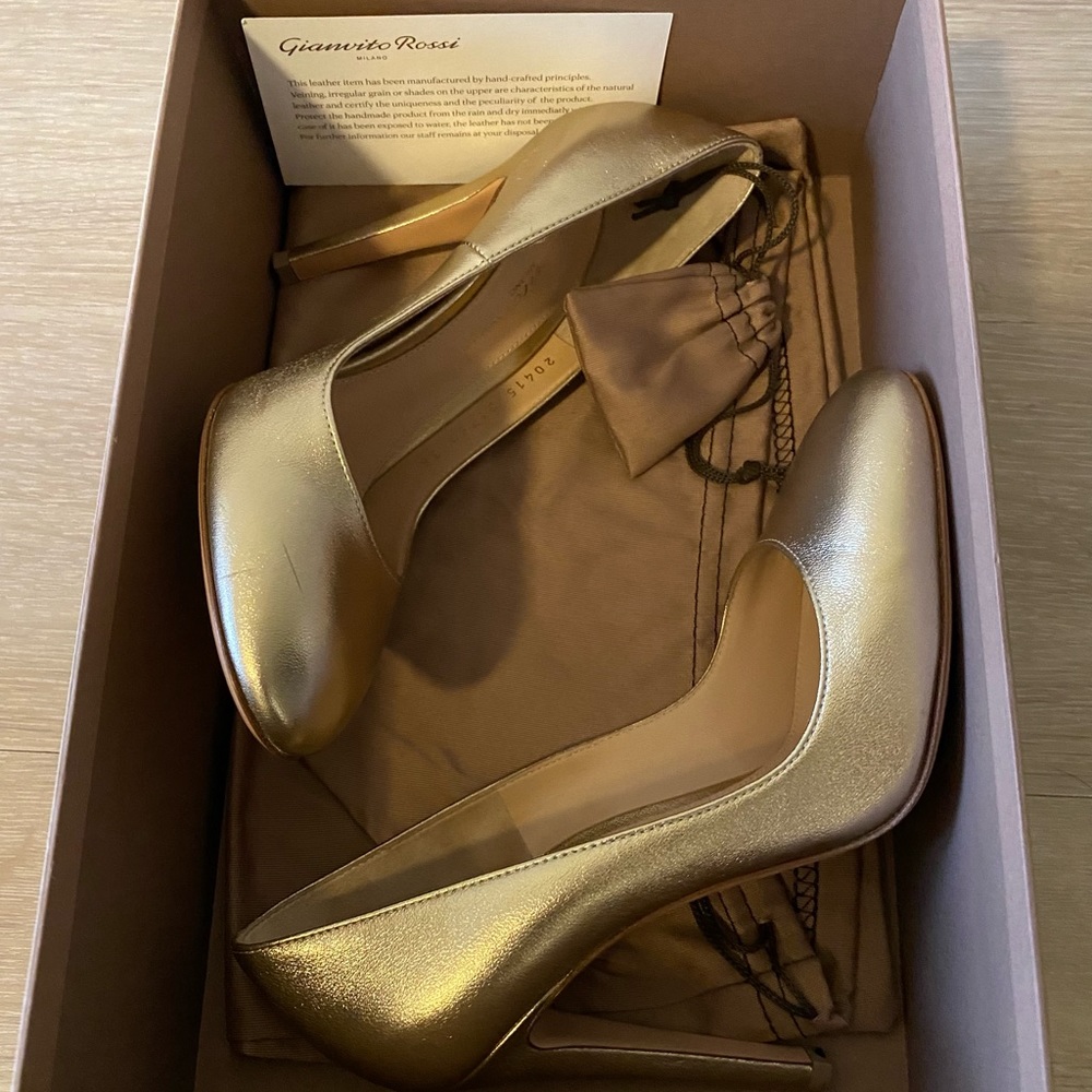GIANVITO ROSSI Roma Gold Pumps